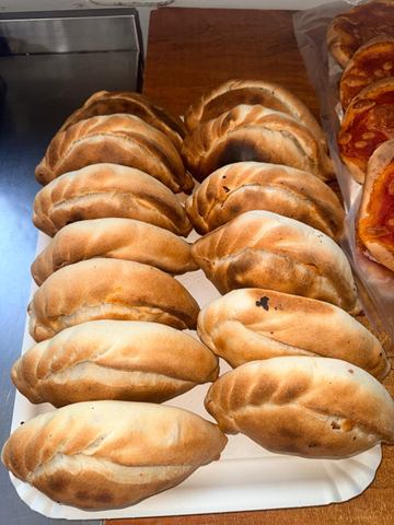 Vassoio di calzoni e fagottini siciliani appena sfornati