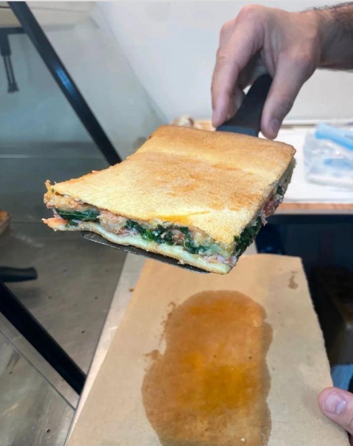 Impanata gelese tagliata a metà: dentro spinaci, prosciutto cotto e mozzarella filante