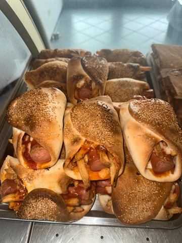 Il Patacono siciliano: pane ripieno con würstel e patatine fritte