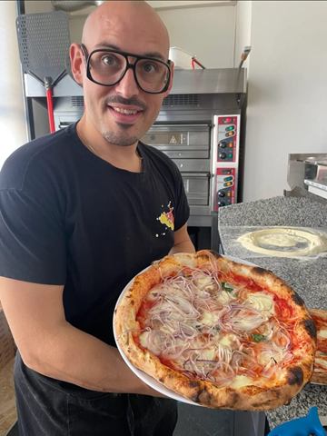 Pizza con cipolla rossa e mozzarella