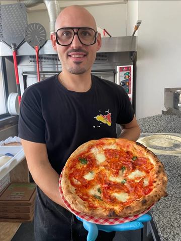 Pizza con salame appena uscita dal forno da Do' Siciliano