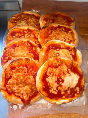 Pizzette margherita pronte sul banco