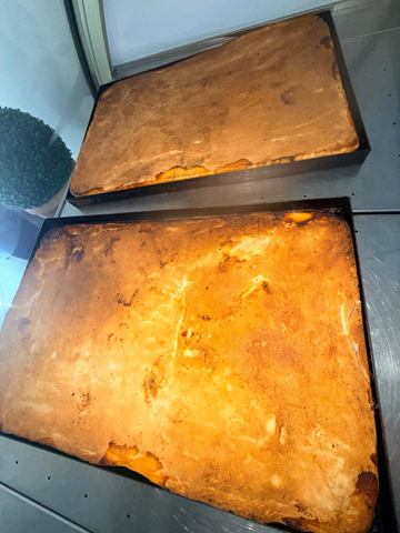 Teglie di focaccia siciliana appena sfornate