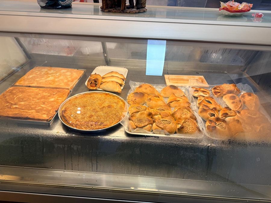 La vetrina calda di Do' Siciliano con impanate, calzoni e fagottini appena sfornati